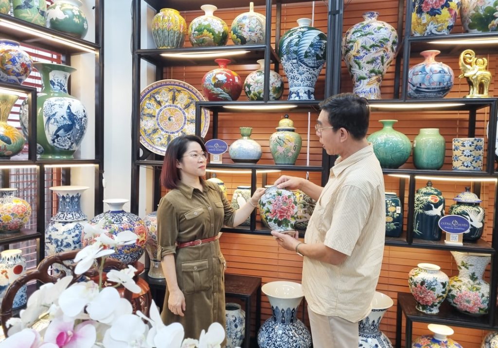Gốm sứ Bát Tràng – Quà lưu niệm hà nội cho người nước ngoài
